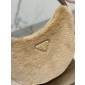 Borsa a spalla Prada Arqué in Shearling