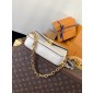 M22942 Pochette Métis East West